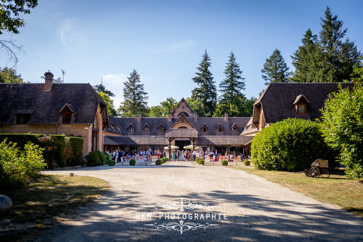 Les Écuries de Rivaulde pendant le vin d'honneur, un cadre champêtre et chaleureux pour célébrer l'amour de Claire et Corentin.